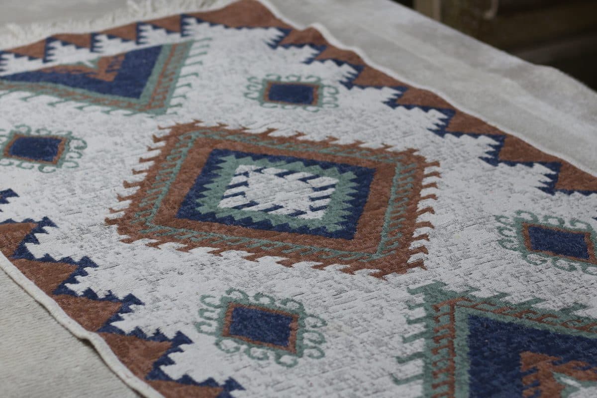 Akdenizli Halı Temizleme tesisinde yıkama öncesi hazırlık için zemine serilen kilim